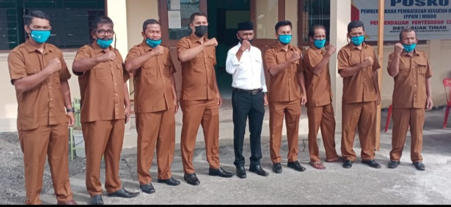 Pembagian Masker di Kantor Camat Suak Timah